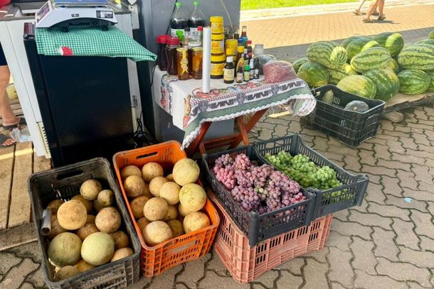 Visitantes encontram melancias frescas, direto do produtor, al&eacute;m de sucos naturais e outros produtos coloniais.