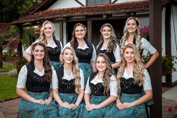 Esquerda para direita (superior): Luize Fassbinder, Maria Clara Hartz Pletsch, Ana Kaline Vingert, Rafaela Robinson Werb | Esquerda para direita (inferior): Camile Kunz Melo de Oliveira, Jhenifer Fais, Rafaela Eduarda Dillenburg Rodrigues, Tainara de Conto Nunes.