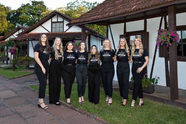 Candidatas da esquerda para direita: Camile Kunz Melo de Oliveira, Jhenifer Fais, Maria Clara Hartz Pletsch, Ana Kaline Vingert, Rafaela Eduarda Dillenburg Rodrigues, Luize Fassbinder, Rafaela Robinson Werb e Tainara de Conto Nunes.