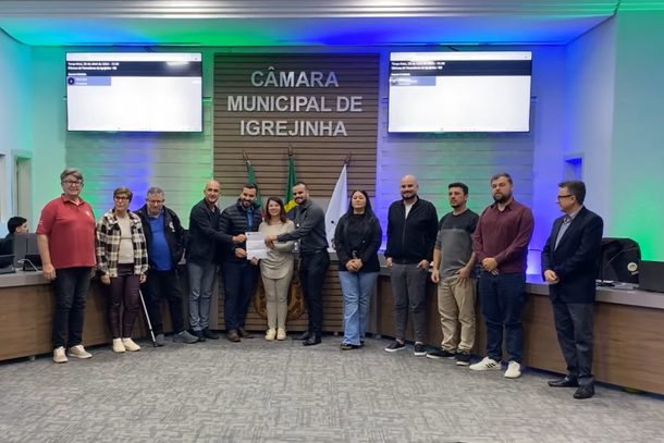 Vereadores da C&acirc;mara de Igrejinha e representantes da Viacredi Alto Vale durante a entrega do voto de congratula&ccedil;&otilde;es, em reconhecimento &agrave; chegada e atua&ccedil;&atilde;o da cooperativa no munic&iacute;pio.