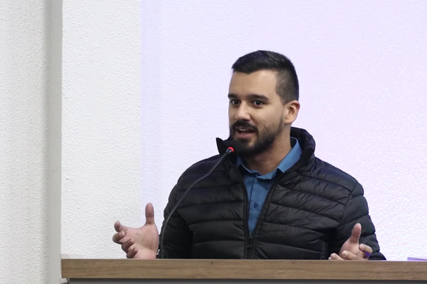 O gerente da unidade de Igrejinha da Viacredi Alto Vale, Rhuan Gaspar, se pronuncia na tribuna da C&acirc;mara de Igrejinha, destacando a import&acirc;ncia da conex&atilde;o com a comunidade local.