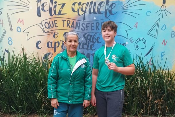 Felipe Sorgetz, sua medalha e a prof Iedinha.