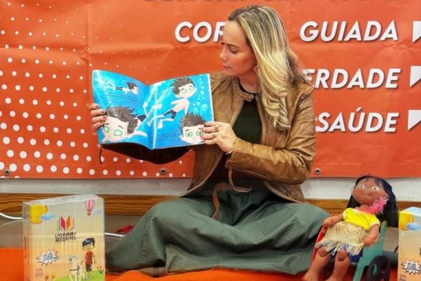 Carina Alves, presidente do Instituto Incluir, mostra livros protagonizados por crian&ccedil;as deficientes durante oficina de leitura na Universidade do Porto.