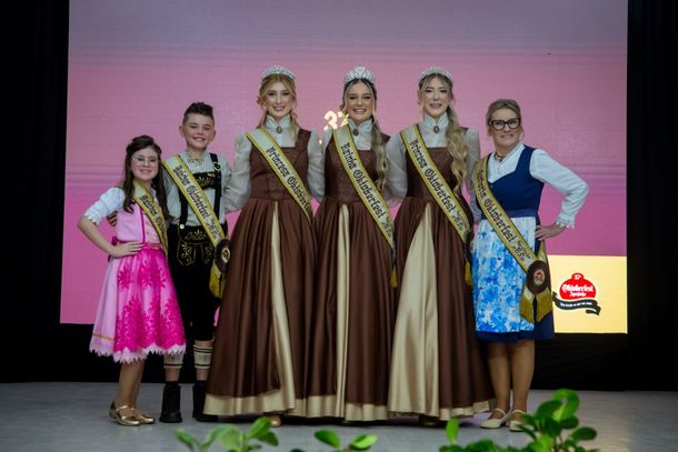 M&auml;dchen L&iacute;via, Bubchen Maximylian, Princesa Tainara, Rainha Rafaela, Princesa Jhenifer e Seniorin Lenita.