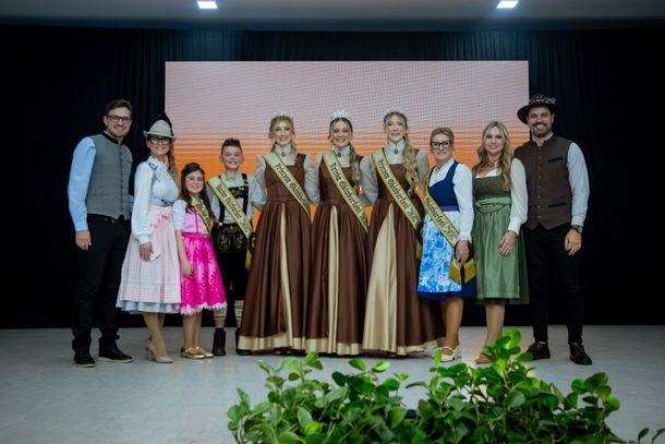 Corte completa e casais presidente e vice-presidente da 37&ordf; Oktober de Igrejinha.