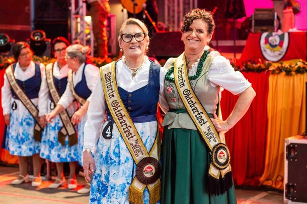 Seniorin da 37&ordf; Oktoberfest de Igrejinha, Lenita Breyer, ao lado da Seniorin da 36&ordf; edi&ccedil;&atilde;o, Vera Regina Flesch.