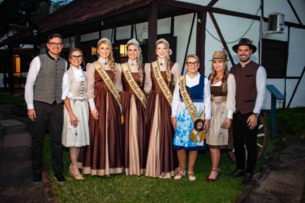 Presidente Aline Hess e Tiago Rech, rainha Rafaela Robinson Werb, princesas Tainara de Conto Nunes e Jhenifer Fais, Seniorin Lenita Breyer e casal vice-presidente Kenny Thomas e Marqueli Heidrich.