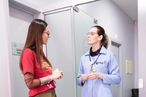 Pretha Kullmann, coordenadora da Socializa&ccedil;&atilde;o e Atividades de Integra&ccedil;&atilde;o da Amifest durante projeto "Oktober se veste de rosa".