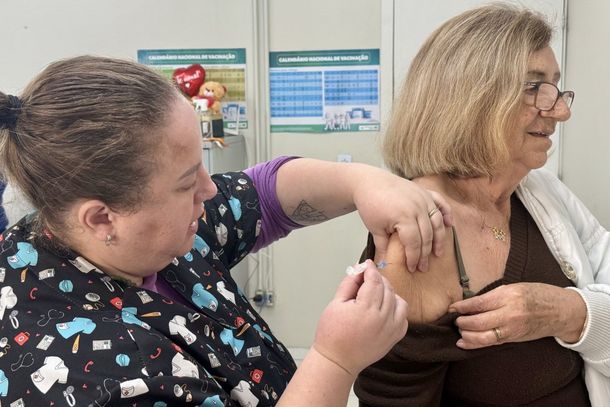 Vacina contribui para reduzir a circula&ccedil;&atilde;o do v&iacute;rus e os impactos da gripe na comunidade.
