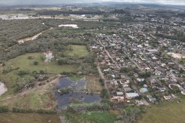 Imagens a&eacute;reas do Rio dos Sinos em Taquara. &Agrave;s 17h desta quinta (23), Sinos apresenta 5m50cm no ponto de capta&ccedil;&atilde;o junto ao bairro Empresa, em Taquara.
