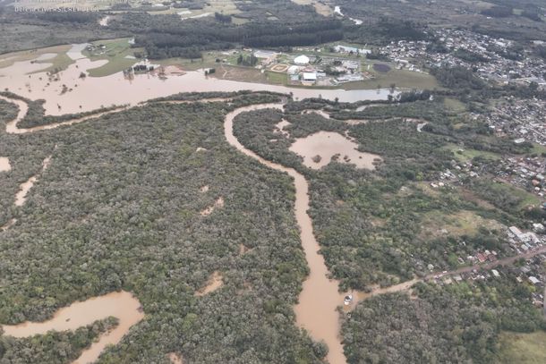 Imagens a&eacute;reas do Rio dos Sinos em Taquara. &Agrave;s 17h desta quinta (23), Sinos apresenta 5m50cm no ponto de capta&ccedil;&atilde;o junto ao bairro Empresa, em Taquara.