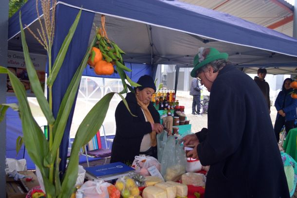 P&uacute;blico poder&aacute; adquirir uma grande variedade de produtos coloniais, hortifrutigranjeiros e lanches, al&eacute;m de pe&ccedil;as artesanais.