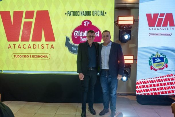 Prefeito de Igrejinha, Leandro Horlle (esq.) e diretor-presidente do Grupo Passarela, Alexandre Simioni (dir.).