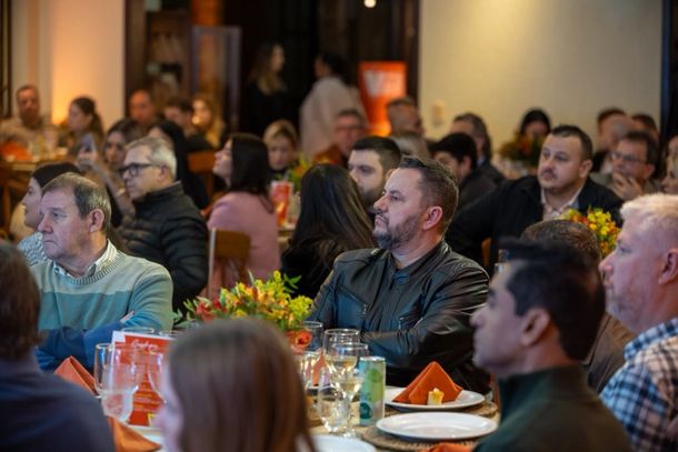 Jantar reuniu autoridades municipais, representantes da imprensa, parceiros comerciais, influenciadores e a diretoria do Grupo Passarela.