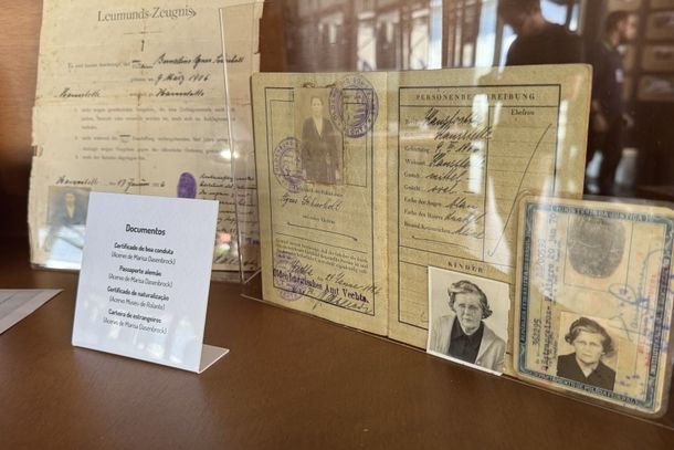 Na exposi&ccedil;&atilde;o, podem ser conferidas cartas manuscritas em alem&atilde;o e documentos hist&oacute;ricos.