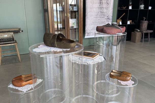 Entre os objetos que mais chamam a aten&ccedil;&atilde;o est&atilde;o os tradicionais sapatos de pau.