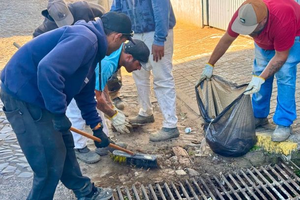 Limpeza de bueiros &eacute; feita em Taquara.