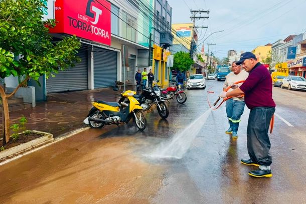 Limpeza da Rua Julio de Castilhos.