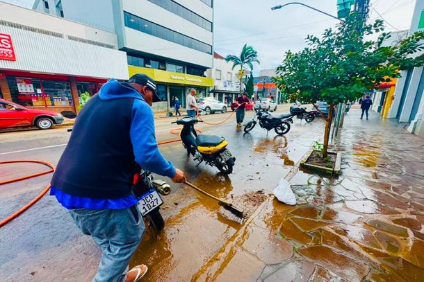 Limpeza da Rua Julio de Castilhos.