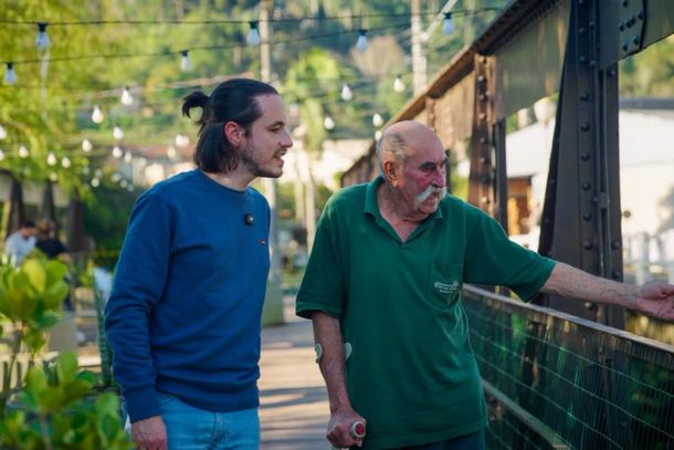 Durante as visitas, Elzinga conversa com moradores para contar hist&oacute;rias nos munic&iacute;pios.