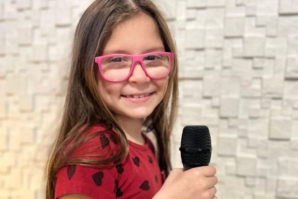 Cantora mirim Luiza Braga.