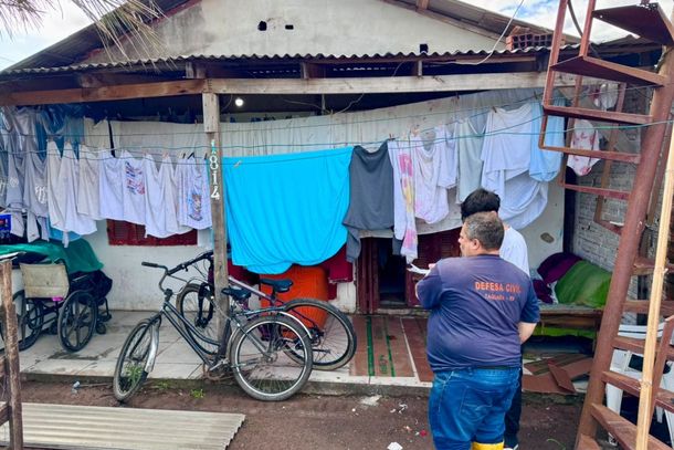 Defesa Civil Municipal realiza a entrega de telhas e parafusos aos afetados pelo temporal.