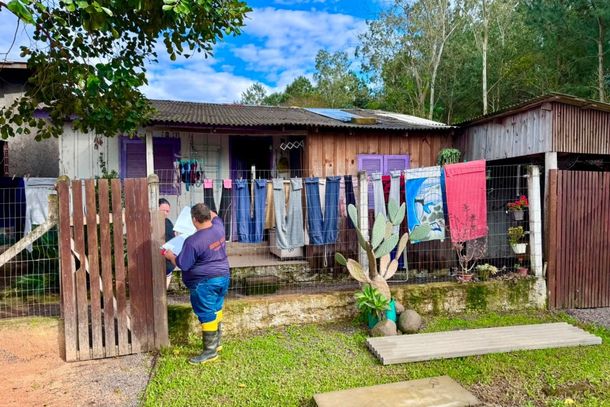 Defesa Civil Municipal realiza a entrega de telhas e parafusos aos afetados pelo temporal.