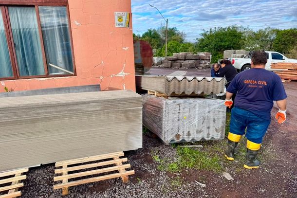 Defesa Civil Municipal realiza a entrega de telhas e parafusos aos afetados pelo temporal.