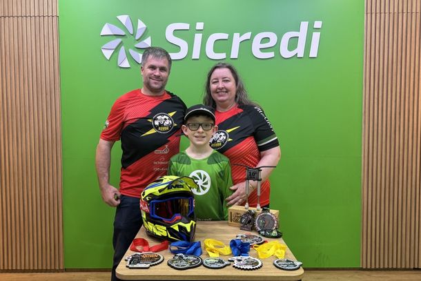 Igor, que conquistou bronze no Campeonato Panamericano de Downhill, com os respons&aacute;veis.