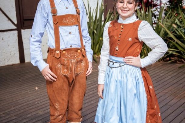 Bubchen Maximylian de Almeida e M&auml;dchen L&iacute;via Rafaeli Dutra com traje oficial.