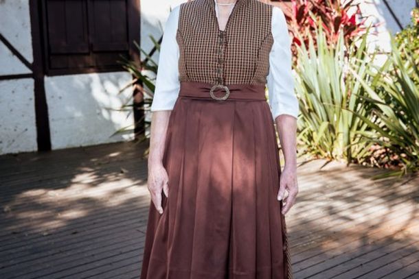 Seniorin Lenita Breyer com traje oficial.