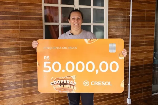 Cooperar &eacute; Ganhar: Cresol Centro Sul entrega pr&ecirc;mio de R$ 50 mil a associada de Nova Hartz