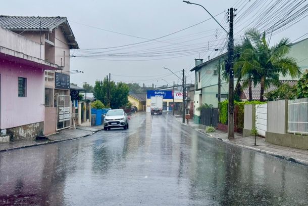 Recapeamento asf&aacute;ltico da Rua Farrapos, no bairro Santa Teresinha, &eacute; conclu&iacute;do em Taquara
