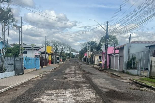 Prefeitura de Taquara inicia recapeamento da Rua Farrapos; tr&acirc;nsito &eacute; bloqueado no trecho