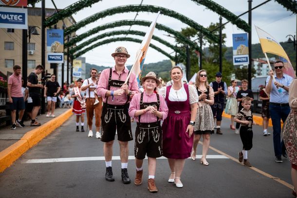 Traje t&iacute;pico garantir&aacute; benef&iacute;cio especial aos visitantes da 37&ordf; Oktoberfest de Igrejinha