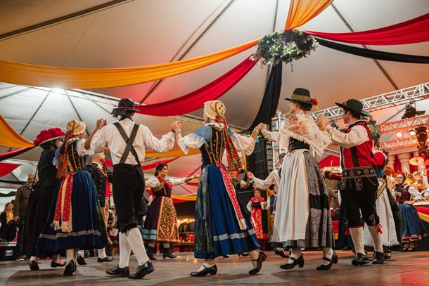 Dan&ccedil;as t&iacute;picas na Oktoberfest de Igrejinha.