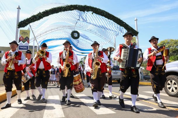 Desfile Oficial da 35&ordf; Oktoberfest de Igrejinha.
