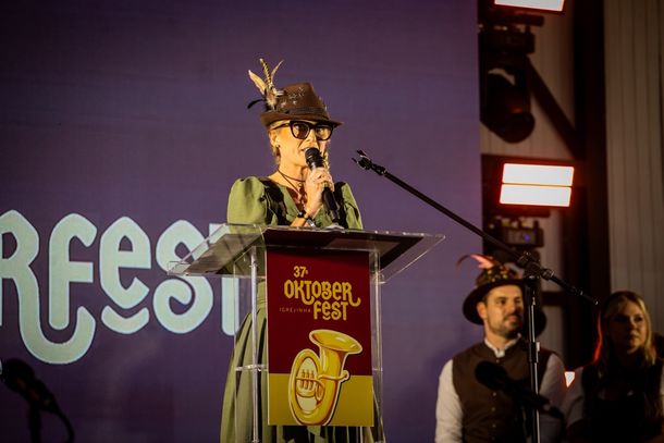 Presidente Aline Hess durante pronunciamento na cerim&ocirc;nia de abertura da 37&ordf; Oktoberfest de Igrejinha.