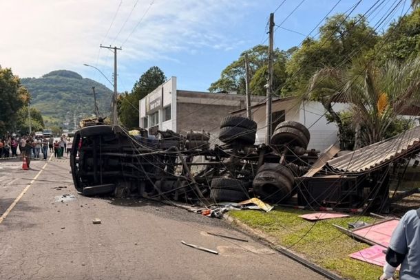 Caminh&atilde;o tomba, derruba poste e cerca de resid&ecirc;ncia e deixa motorista ferido em Igrejinha