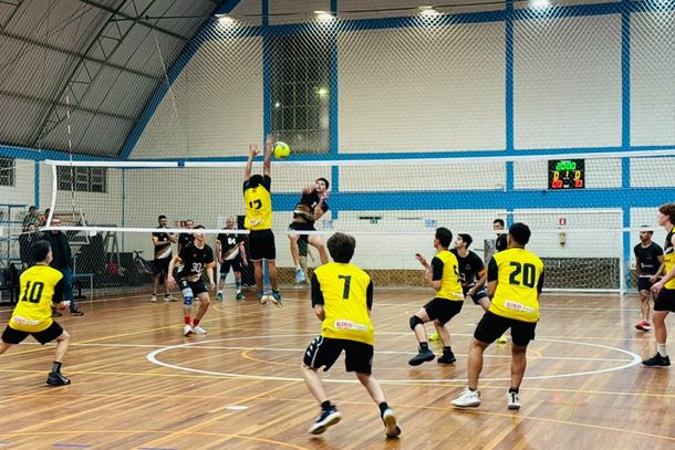 Campeonato Municipal de V&ocirc;lei Indoor movimenta Taquara com 11 equipes em duas categorias