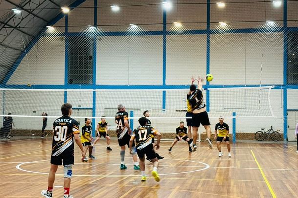 Campeonato Municipal de V&ocirc;lei Indoor movimenta Taquara com 11 equipes em duas categorias