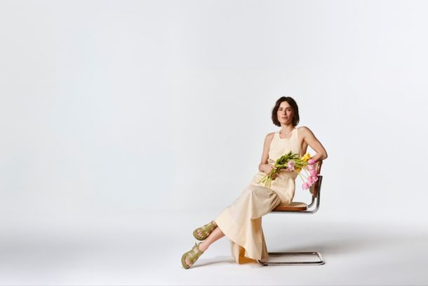 Carolina Dieckmmann traduz seu estilo em nova collab de cal&ccedil;ados com a Piccadilly