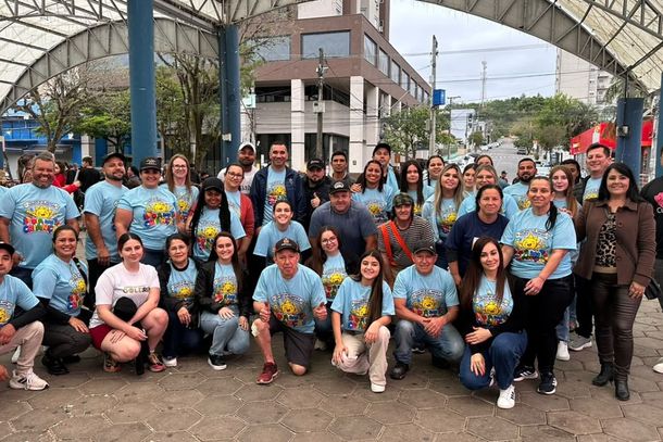 Festa das Crian&ccedil;as do Bixo de P&eacute; e seus Amigos &eacute; sucesso na Pra&ccedil;a 1&ordm; de Maio, em Parob&eacute;
