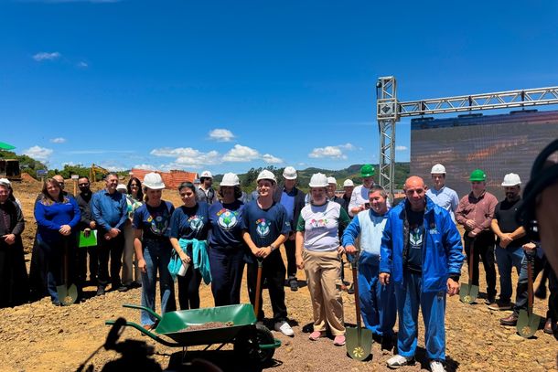 P&aacute; do Futuro: ato simb&oacute;lico de in&iacute;cio das obras.