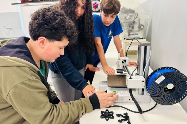 Na Emef Rosa Elsa os alunos tamb&eacute;m j&aacute; criam e imprimem nas impressoras 3D.
