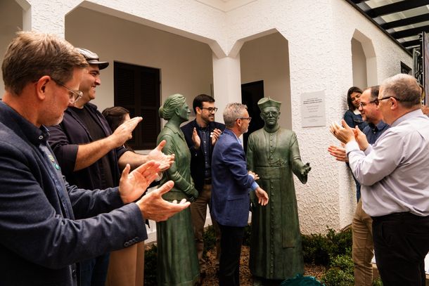 Inaugura&ccedil;&atilde;o de est&aacute;tuas no Memorial Anneken.