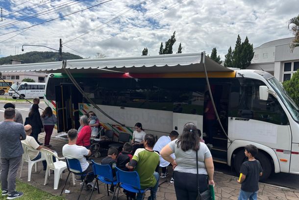 &Ocirc;nibus do Cadastro &Uacute;nico do Governo do Estado realiza 94 atendimentos em Tr&ecirc;s Coroas