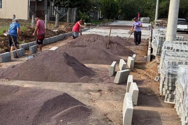 Parob&eacute; avan&ccedil;a na pavimenta&ccedil;&atilde;o da Avenida Jo&atilde;o Mosmann Filho com novos blocos