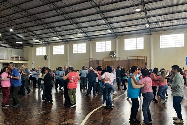 Encontro do Dia do Idoso e abertura do Outubro Rosa re&uacute;nem mais de 300 pessoas em Parob&eacute;