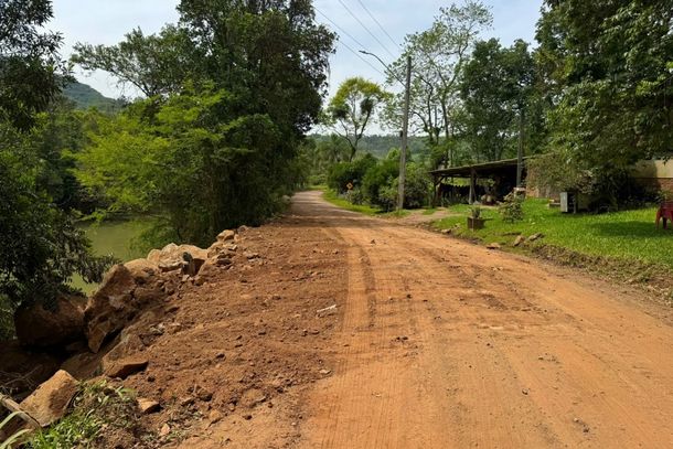 Prefeitura de Taquara realiza obras de conten&ccedil;&atilde;o em estradas de Padilha e Rio da Ilha